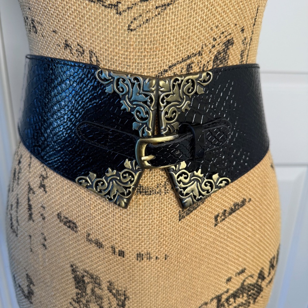 Black Faux Snakeskin Wide Elastic Cinch Belt Brass Filigree Buckle XS/S EUC